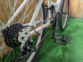 Bicicleta 24" 18v. Casco y complementos incluidos