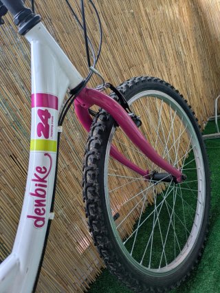 Bicicleta 24" 18v. Casco y complementos incluidos