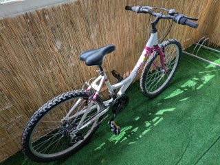 Bicicleta 24" 18v. Casco y complementos incluidos