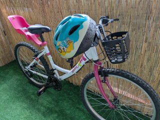 Bicicleta 24" 18v. Casco y complementos incluidos