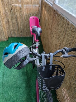 Bicicleta 24" 18v. Casco y complementos incluidos