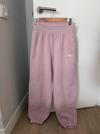 Conjunto deportivo oversize Nike rosa con fleece.