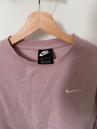 Conjunto deportivo oversize Nike rosa con fleece.