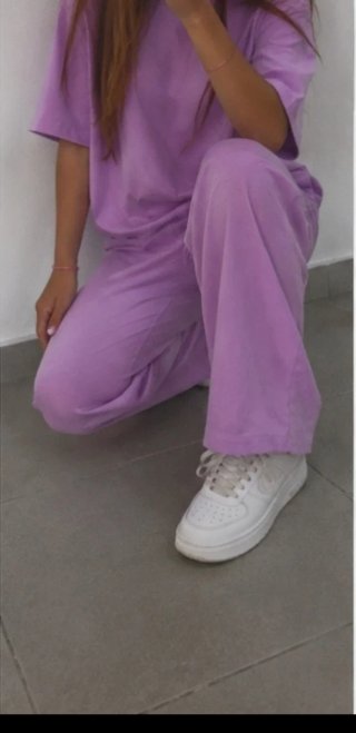 Conjunto morado y blanco