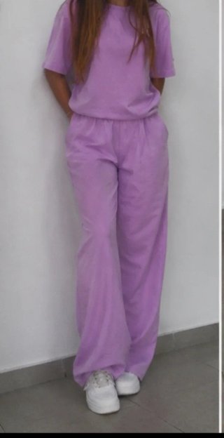 Conjunto morado y blanco
