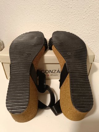 Sandalias cuña negras mujer. Sin Estrenar.