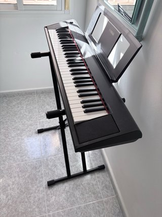 Teclado Yamaha Piaggero NP-12 con soporte