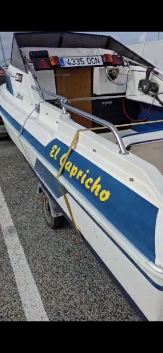 Barco cabinado 5m con remolque