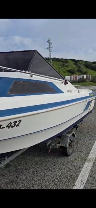 Barco cabinado 5m con remolque