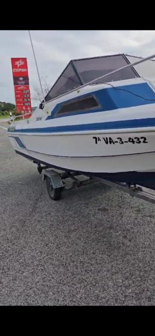 Barco cabinado 5m con remolque