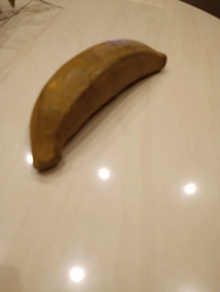 Frutero de cerámica con 6 piezas de frutas.