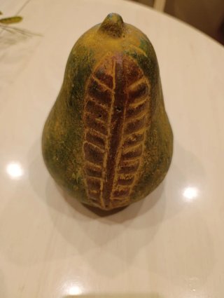 Frutero de cerámica con 6 piezas de frutas.