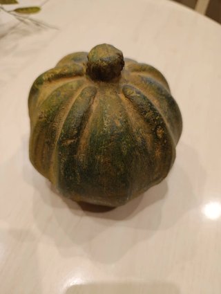 Frutero de cerámica con 6 piezas de frutas.