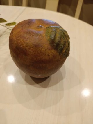 Frutero de cerámica con 6 piezas de frutas.