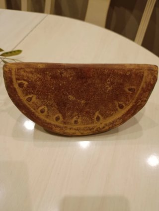 Frutero de cerámica con 6 piezas de frutas.