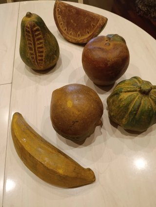 Frutero de cerámica con 6 piezas de frutas.