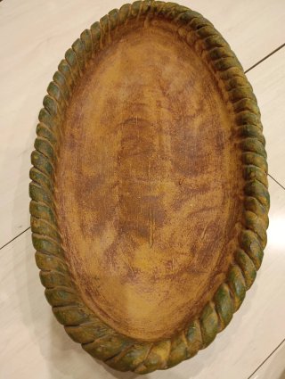 Frutero de cerámica con 6 piezas de frutas.
