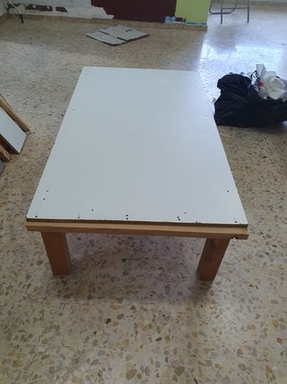 Mesa de madera blanca y marrón