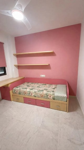 Cama infantil con escritorio y zapatero