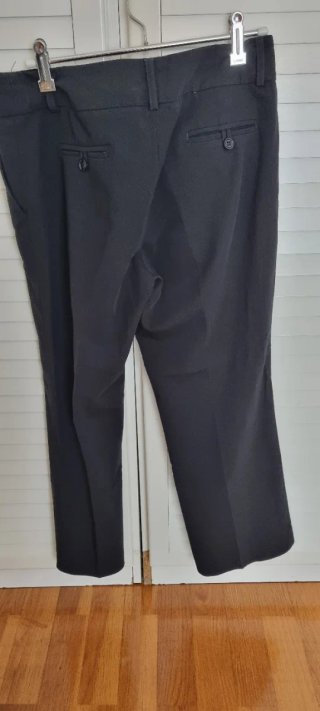 2 Pantalones: Talla 40 el negro y 38 el otro.
