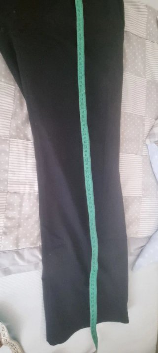 2 Pantalones: Talla 40 el negro y 38 el otro.