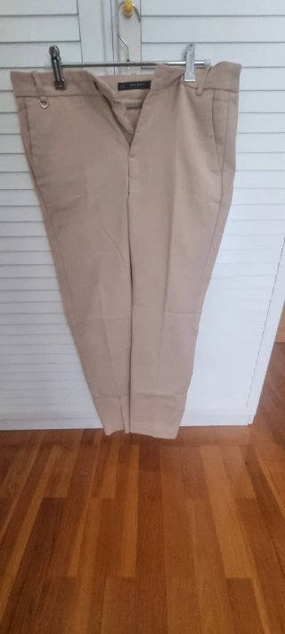 2 Pantalones: Talla 40 el negro y 38 el otro.