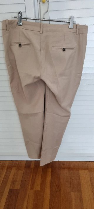 2 Pantalones: Talla 40 el negro y 38 el otro.