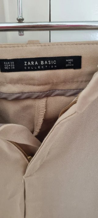 2 Pantalones: Talla 40 el negro y 38 el otro.