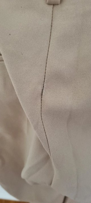 2 Pantalones: Talla 40 el negro y 38 el otro.