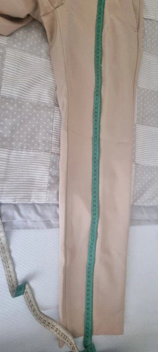 2 Pantalones: Talla 40 el negro y 38 el otro.