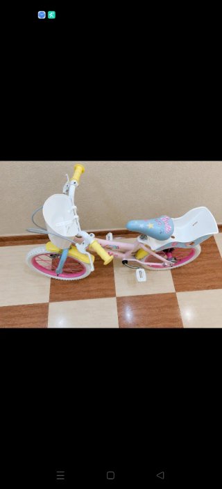 Bicicleta infantil rosa con cesta