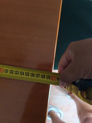 Comedor de madera marrón y sillas verdes