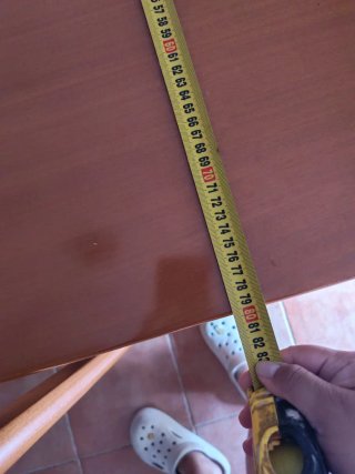 Comedor de madera marrón y sillas verdes