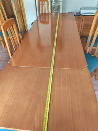 Comedor de madera marrón y sillas verdes