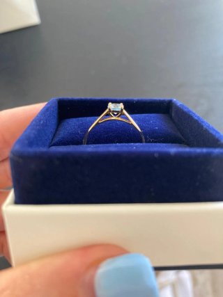 Anello oro giallo con zircone blu