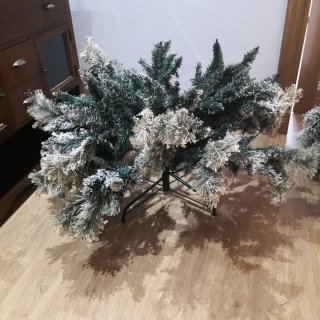 Árbol de Navidad nevado con luces y adornos