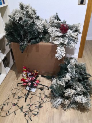 Árbol de Navidad nevado con luces y adornos