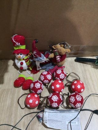 Árbol de Navidad nevado con luces y adornos