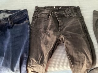 3 Pantalones: 2 Vaqueros y 1 Chándal