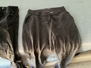 3 Pantalones: 2 Vaqueros y 1 Chándal