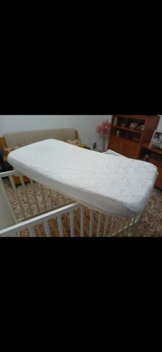 Cuna de bebé blanca