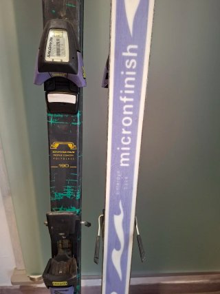 Esquís Dynastar con fijaciones Salomon