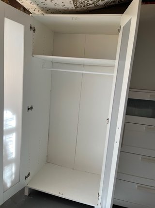 Armario blanco IKEA puertas acanaladas