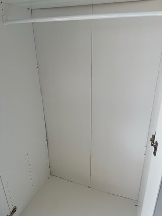 Armario blanco IKEA puertas acanaladas
