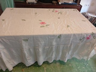 Colcha vintage bordada rosas volante
