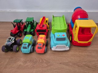 Lote 8 vehículos de juguete