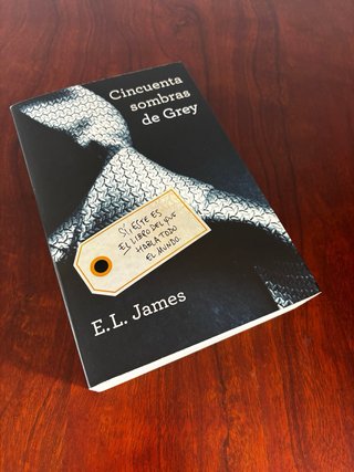 E. L. James, Cincuenta sombras de Grey