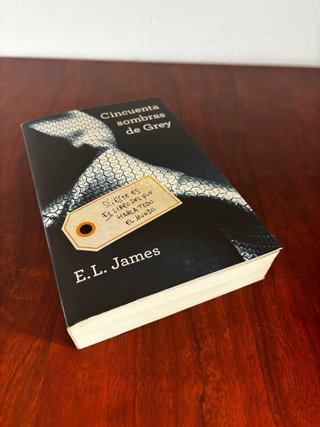 E. L. James, Cincuenta sombras de Grey