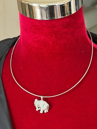 Collar de plata con colgante de elefante de plata