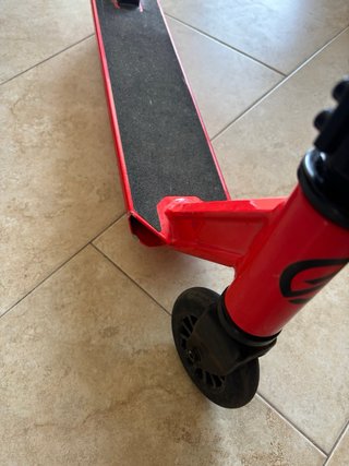 Patinete rojo y negro